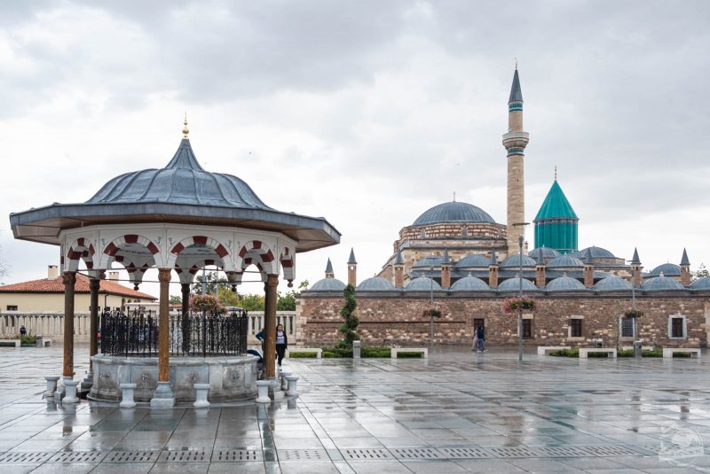 La ville de Konya compte plus de 2 millions d’habitants et est relativement connue dans le monde pour être l’endroit où se trouve le tombeau de Jalal ud Din Rumi, appelé plus souvent Mevlana et qui est le père fondateur de l’ordre des derviches tourneurs.